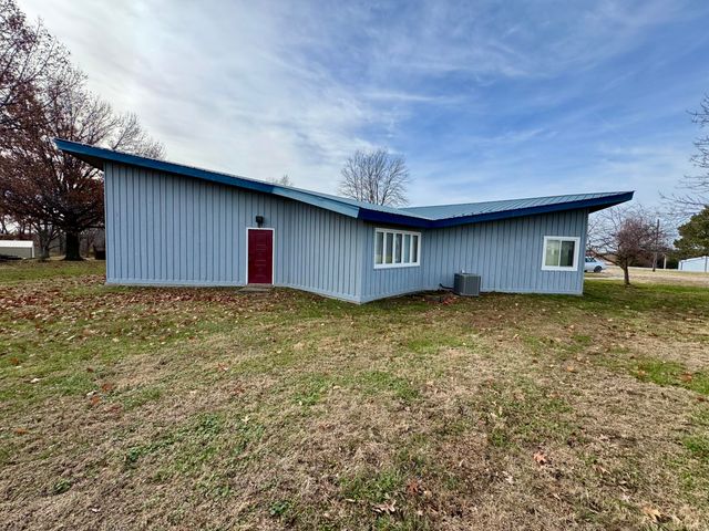 1610 RADIO HILL RD, Boonville, MO 65233