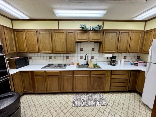 1610 RADIO HILL RD, Boonville, MO 65233