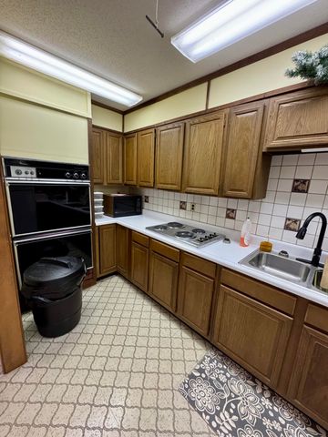 1610 RADIO HILL RD, Boonville, MO 65233
