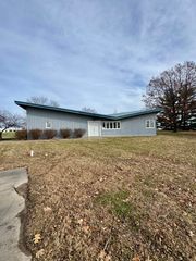 1610 RADIO HILL RD, Boonville, MO 65233