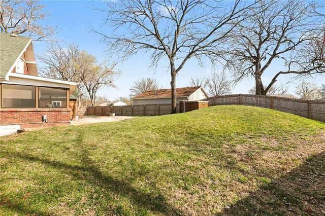 1701 E South Street, Harrisonville, MO 64701