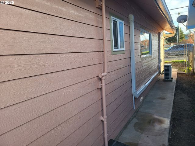 811 LAUREL Ave, Reedsport, OR 97467