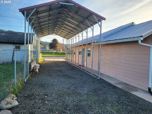 811 LAUREL Ave, Reedsport, OR 97467