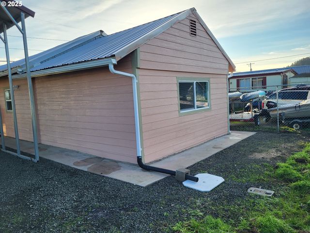 811 LAUREL Ave, Reedsport, OR 97467