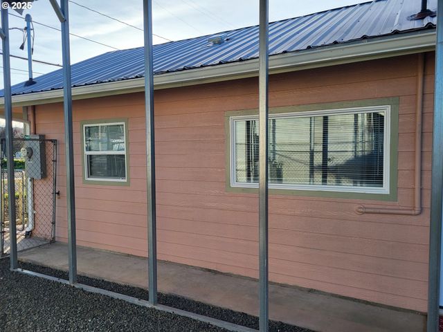 811 LAUREL Ave, Reedsport, OR 97467