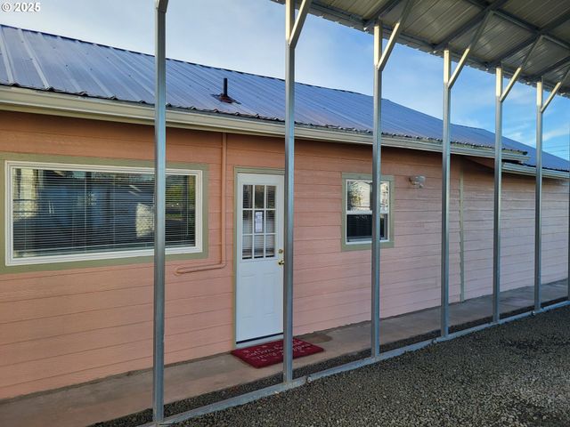 811 LAUREL Ave, Reedsport, OR 97467