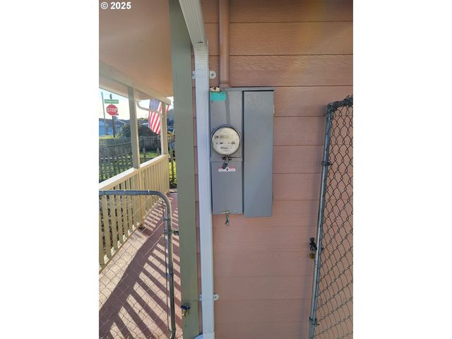 811 LAUREL Ave, Reedsport, OR 97467