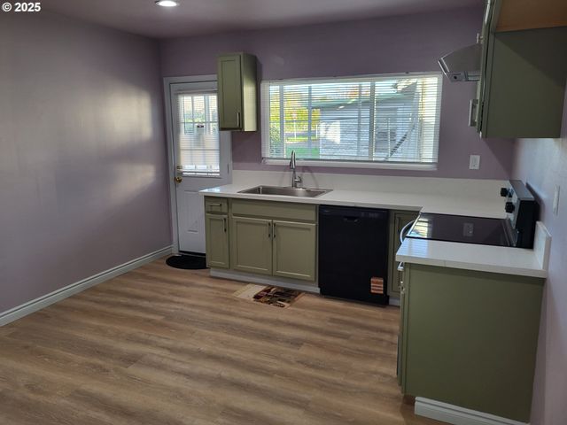 811 LAUREL Ave, Reedsport, OR 97467