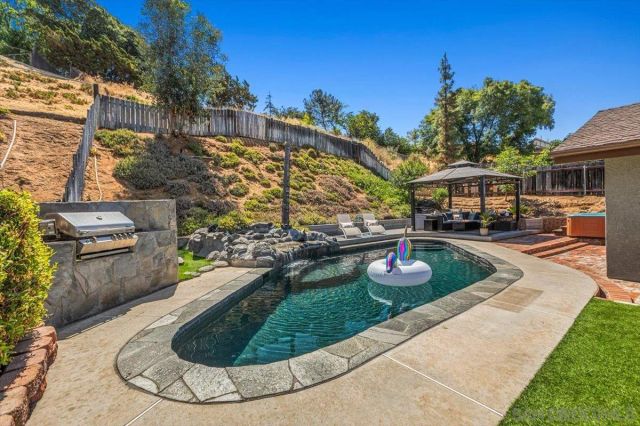 8677 Via Del Luz, El Cajon, CA 92021