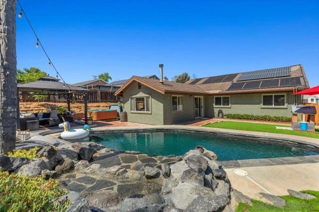 8677 Via Del Luz, El Cajon, CA 92021