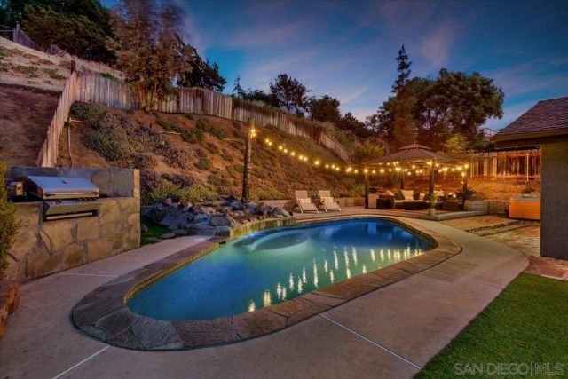 8677 Via Del Luz, El Cajon, CA 92021