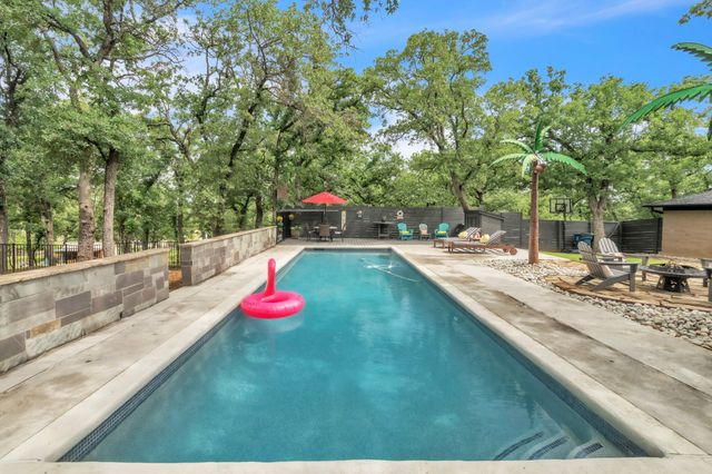 900 E Pioneer Circle, Argyle, TX 76226