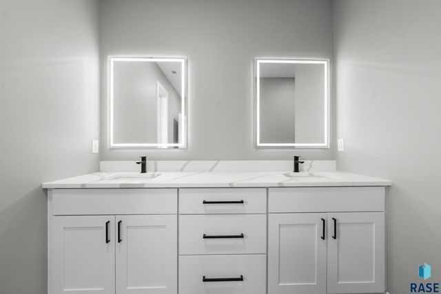 6105 W 54th St Street, Sioux Falls, SD 57107