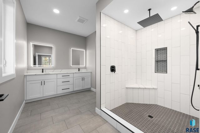 6105 W 54th St Street, Sioux Falls, SD 57107