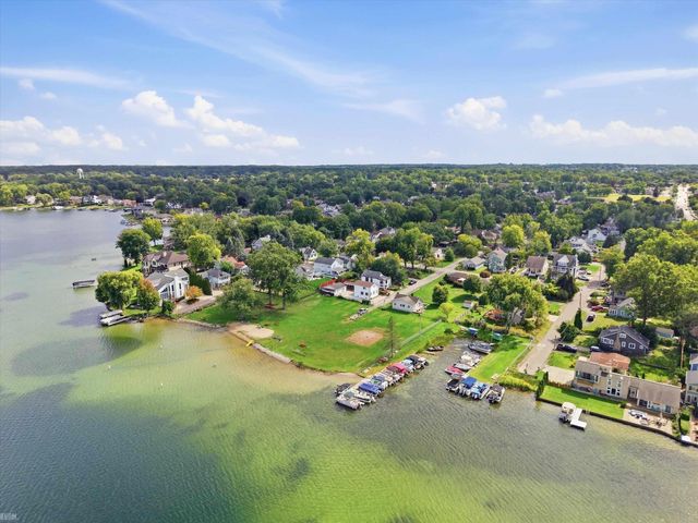 1660 Beechmont Street, Keego Harbor, MI 48320
