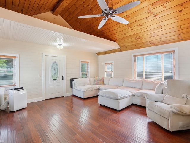 1660 Beechmont Street, Keego Harbor, MI 48320