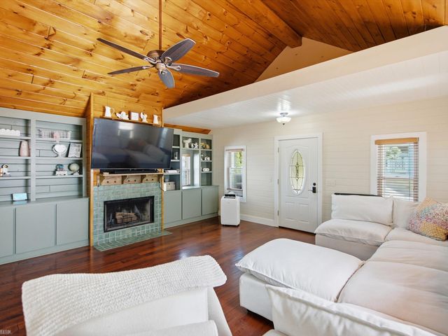 1660 Beechmont Street, Keego Harbor, MI 48320