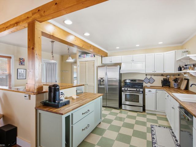 1660 Beechmont Street, Keego Harbor, MI 48320