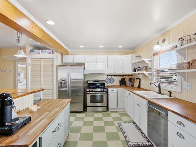 1660 Beechmont Street, Keego Harbor, MI 48320