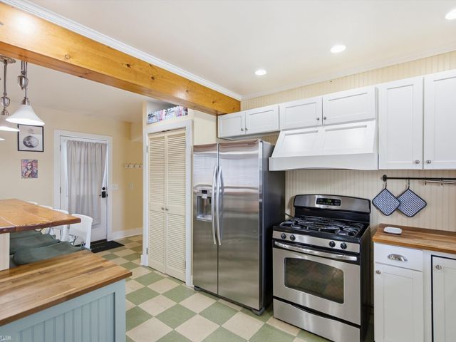 1660 Beechmont Street, Keego Harbor, MI 48320