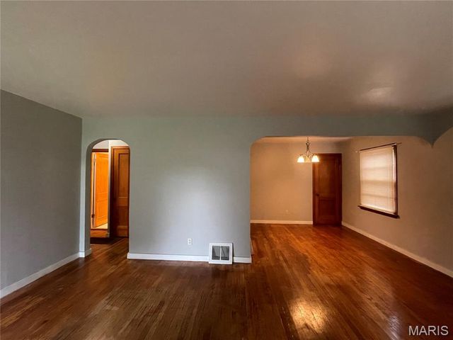 10745 Saint Xavier Lane, St Louis, MO 63074