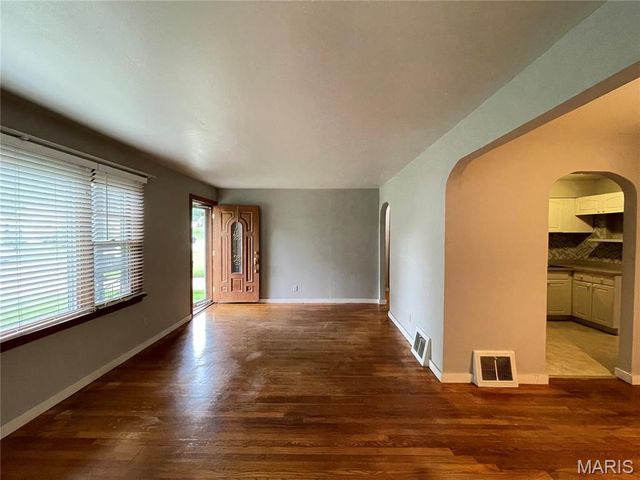 10745 Saint Xavier Lane, St Louis, MO 63074