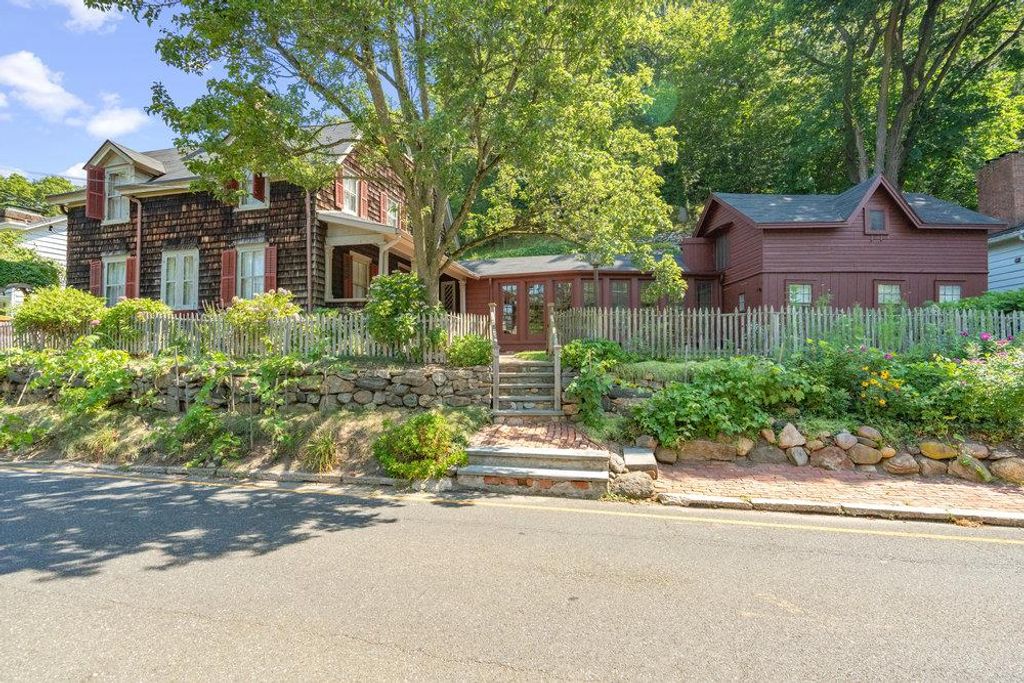 157 E Broadway, Roslyn, NY 11576