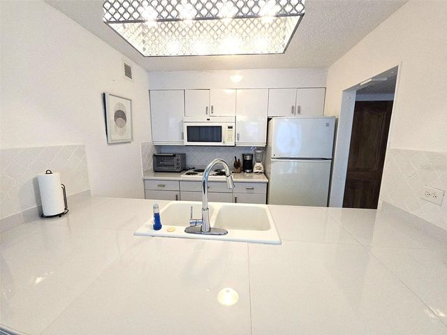 37 AVE. ISLA VERDE 1115, Carolina, PR 00979