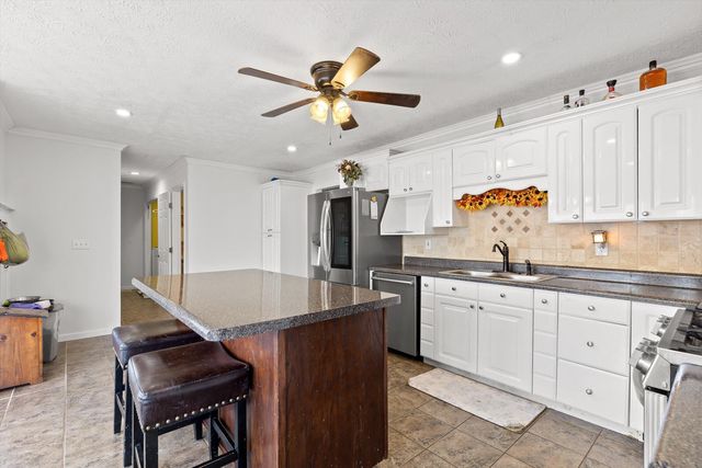 925 S Magnolia Avenue, Whitwell, TN 37397