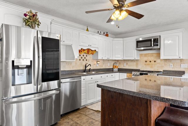 925 S Magnolia Avenue, Whitwell, TN 37397