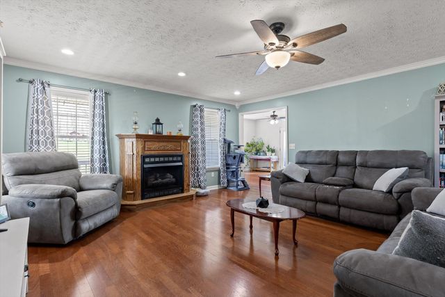 925 S Magnolia Avenue, Whitwell, TN 37397