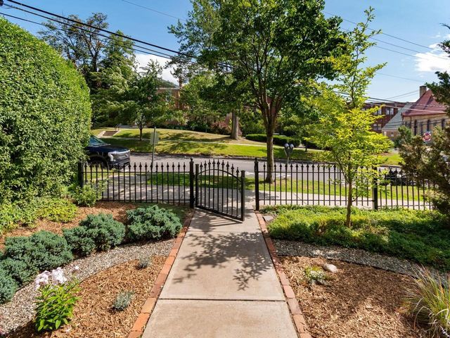 274 College Street, Burlington, VT 05401