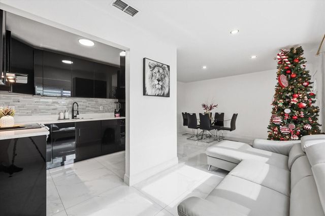 2521 W MINNEHAHA STREET, Tampa, FL 33614