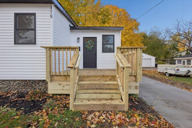 178 Maple Street NE, Rockford, MI 49341