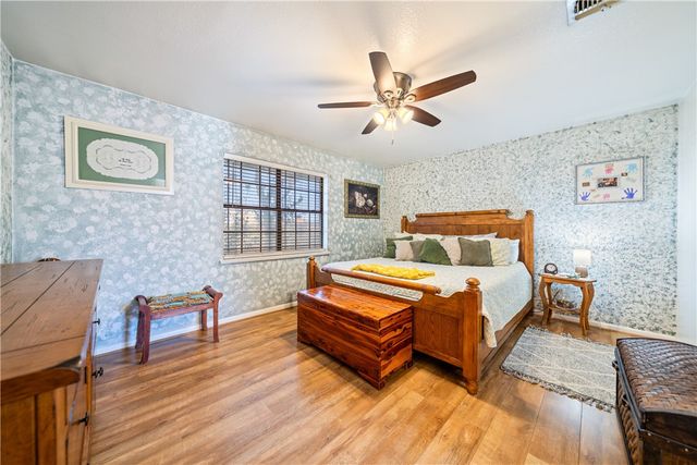 707 S Metz St, Orange Grove, TX 78372