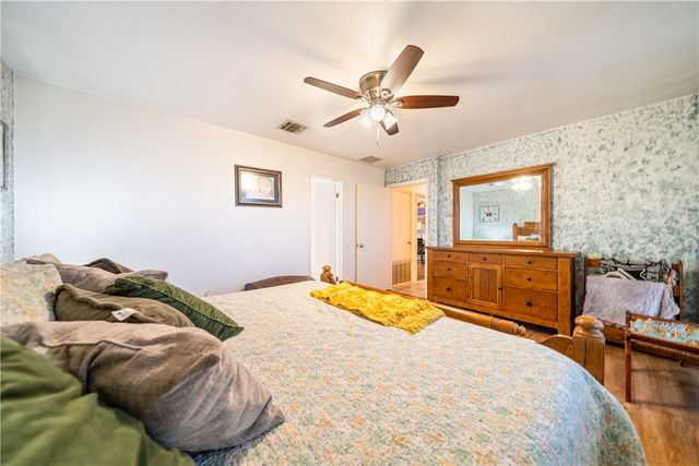 707 S Metz St, Orange Grove, TX 78372