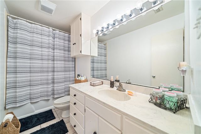 707 S Metz St, Orange Grove, TX 78372