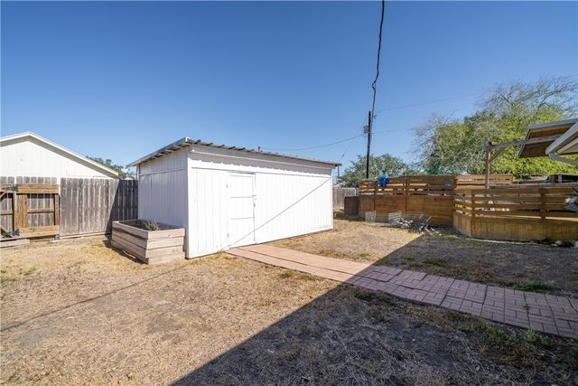 707 S Metz St, Orange Grove, TX 78372