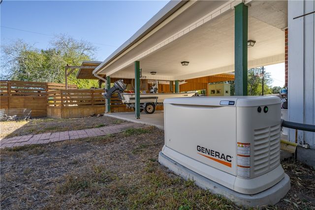 707 S Metz St, Orange Grove, TX 78372