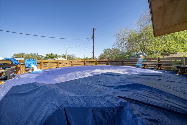 707 S Metz St, Orange Grove, TX 78372