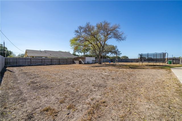 707 S Metz St, Orange Grove, TX 78372
