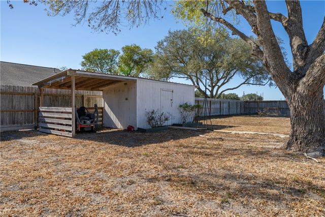 707 S Metz St, Orange Grove, TX 78372