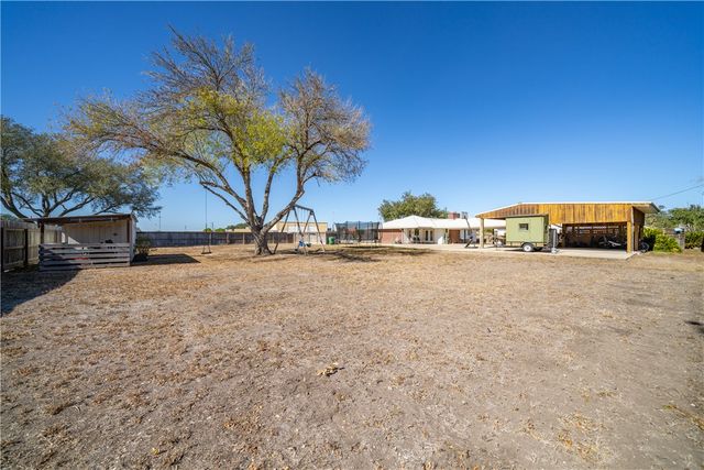 707 S Metz St, Orange Grove, TX 78372