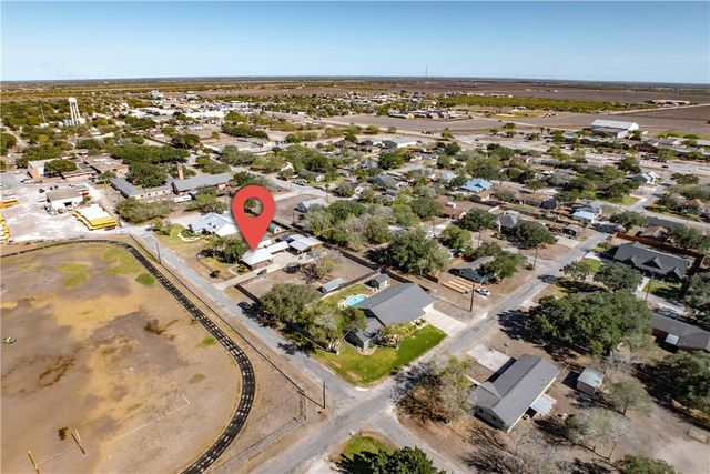 707 S Metz St, Orange Grove, TX 78372