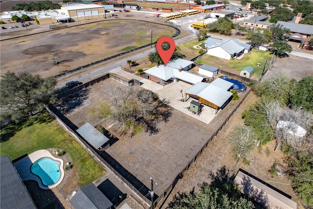 707 S Metz St, Orange Grove, TX 78372