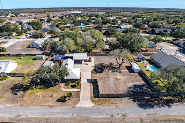 707 S Metz St, Orange Grove, TX 78372