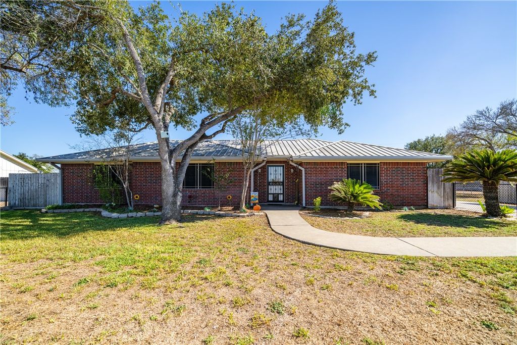 707 S Metz St, Orange Grove, TX 78372