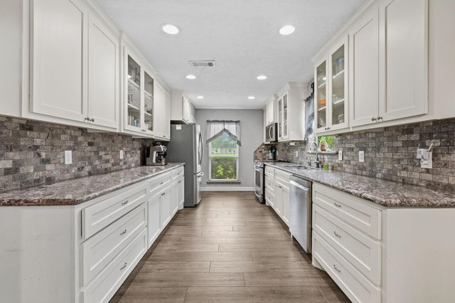 12102 Cherry Point Drive, Mont Belvieu, TX 77535