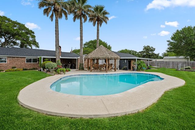 12102 Cherry Point Drive, Mont Belvieu, TX 77535