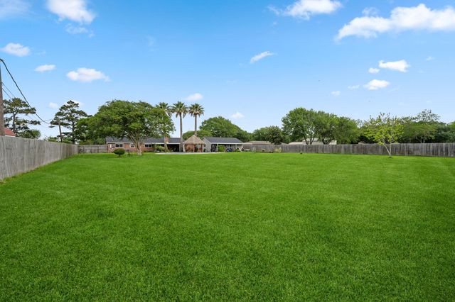 12102 Cherry Point Drive, Mont Belvieu, TX 77535